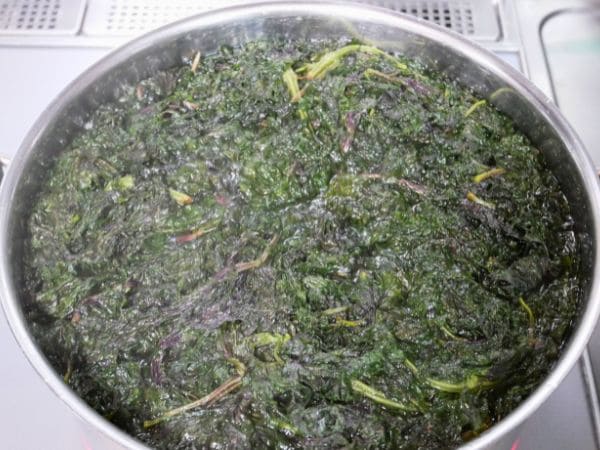 鍋に入れた赤紫蘇ジュースの材料が沸騰している画像。