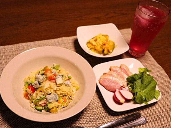 ある夏の日の食卓の画像。メニューは夏野菜とブルーチーズのオルゾ、合鴨スモーク、カボチャとベーコンと玉葱のビネガーサラダ。