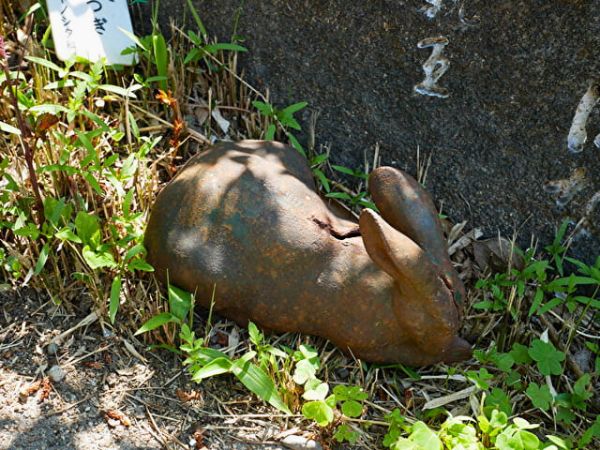 大阪・住吉大社の卯の花苑の入口石碑の下にいるうさぎの像。頭から背中にかけて亀裂の入った痛々しい姿。