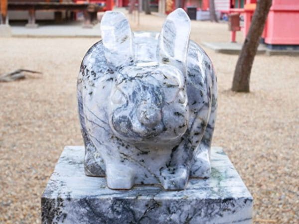 大阪・住吉大社の撫でうさぎを正面から撮影した画像。