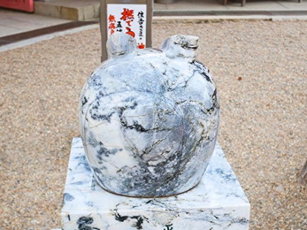 大阪・住吉大社の撫でうさぎを後ろから撮影した画像。丸いおしりがとても愛らしい。