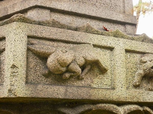 大阪・住吉大社の楠珺社の北、招魂社のあたりにある大灯籠の中台に彫られたうさぎの画像。