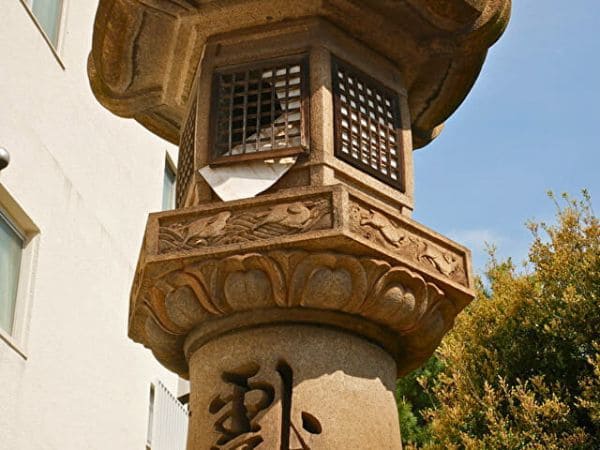 大阪・住吉大社の路面電車・住吉駅の付近にある大灯籠の中台に彫られた波兎の画像。