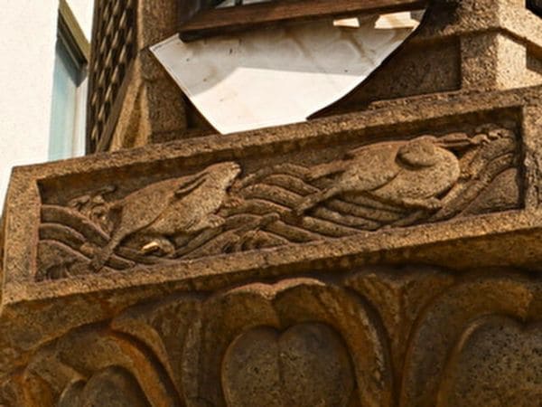 大阪・住吉大社の路面電車・住吉駅の付近にある大灯籠の中台に彫られた波兎を拡大した画像。