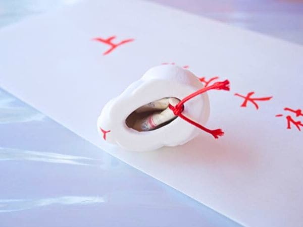 大阪・住吉大社のうさぎみくじをひっくり返して、中のおみくじを取り出そうとしている画像。