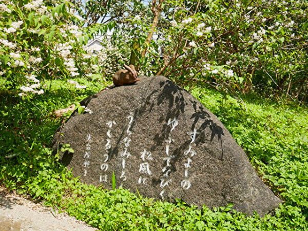 大阪・住吉大社の卯の花苑の入口石碑の上にいるうさぎの像。日によっては石碑の下にいます。