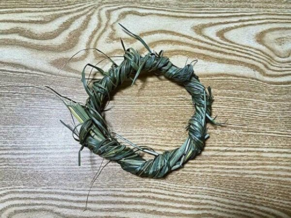自作した茅の輪の画像。輪のあちこちから茅の先が飛び出ている。