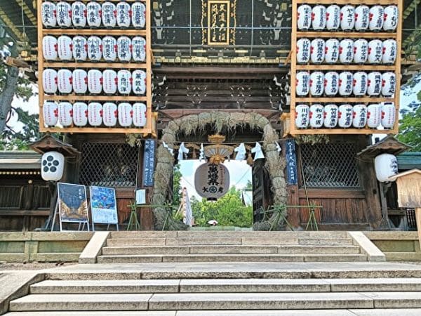 京都・北野天満宮に設置された大茅の輪を遠くから撮影した画像。