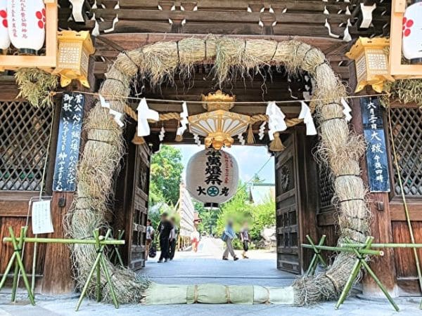 京都・北野天満宮に設置された大茅の輪を近くから撮影した画像。
