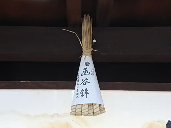 軒先に吊るされている祇園祭の函谷鉾の粽の画像。