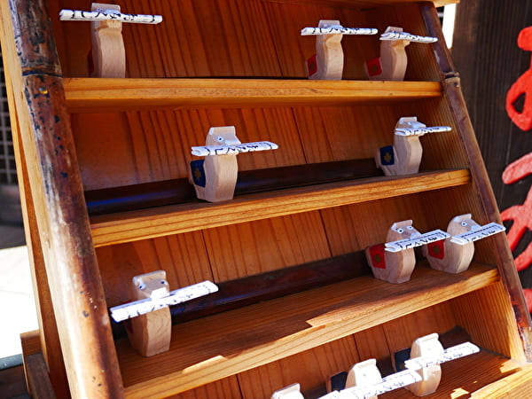 大阪・能勢妙見山の馬みくじはおみくじを口にくわえている。