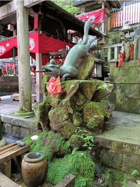 京都・伏見稲荷にある眼力社の手水舎の狐。