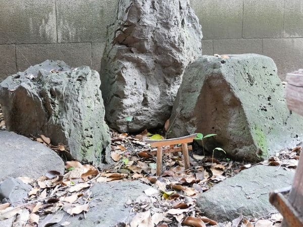 京都・東山にある満足稲荷神社の「狐の通り道」