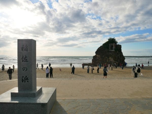 島根県出雲市・稲佐の浜の弁天島（鳥居がある岩の島）神々の上陸地点。