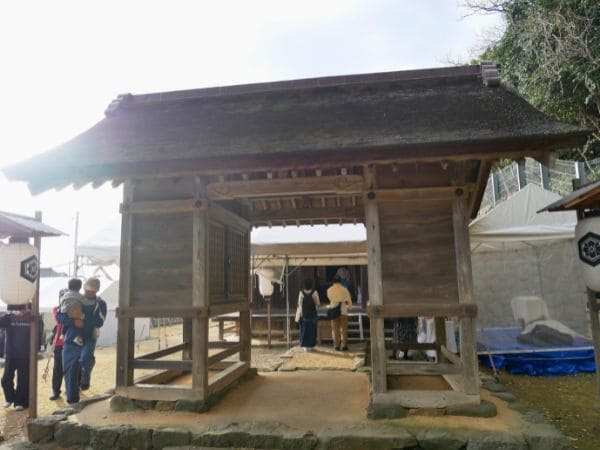 上の宮に参拝する地元の人々。