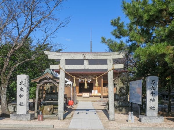 島根県万九千神社の石碑と正面の鳥居。