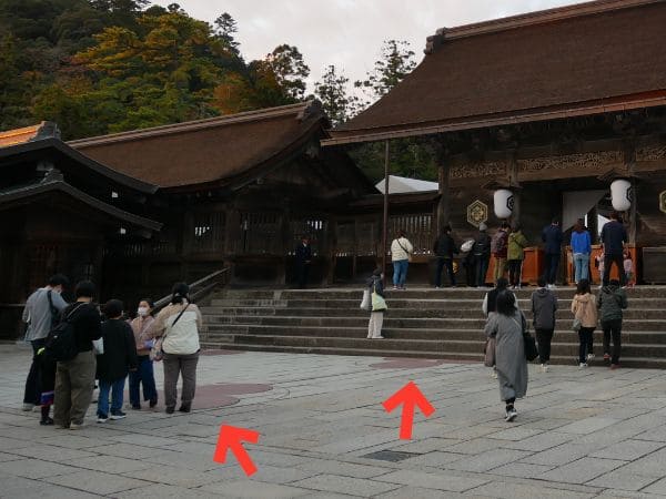 古代の巨大本殿を支えた宇豆柱の発掘地点を示した画像。