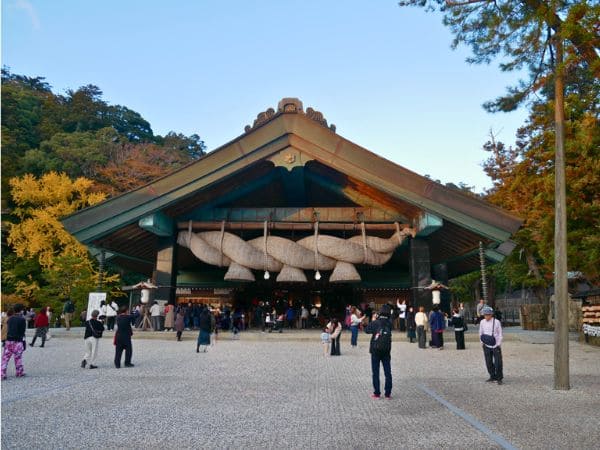 島根県・出雲大社神楽殿の日本最大級の注連縄と多くの参拝客。
