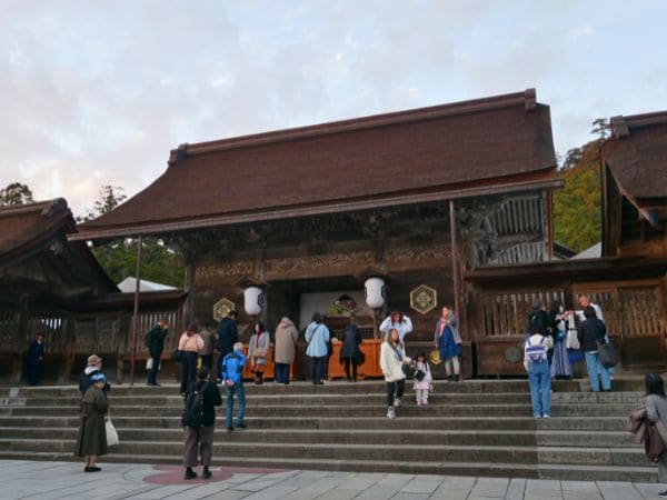 彫刻が美しい楼門と八足門に囲まれた出雲大社本殿。